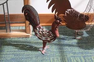 lot 758 image: Rooster Metal Table Dcor