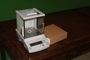 lot 781 image: Ohaus AR3130 Adventurer 310g.001g Gram Scale