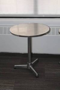 lot 618 image: Metal Pedestal Table 29x24