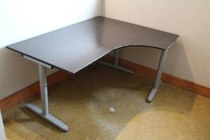 lot 628 image: Ikea Desk