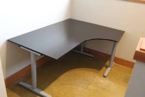 lot 629 image: Ikea Desk