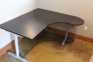 lot 631 image: Ikea Desk