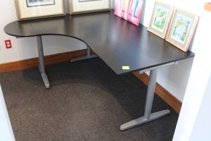 lot 632 image: Ikea Desk