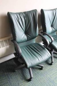 lot 691 image: Rolling Office Arm Chair
