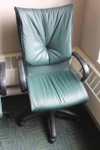lot 693 image: Rolling Office Arm Chair