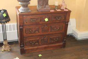 lot 722 image: Wood Dresser 3-drawer
