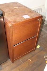 lot 725 image: Wood File Cabinet 2-drawer with Key