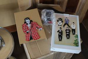 lot 732 image: Elvis Pendulum Clock (New )