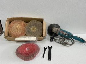lot 26 image: Makita SanderPolisher