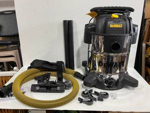 lot 30 image: DeWalt 10 Gallon Shop Vac