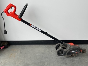 lot 56 image: Black & Decker Electric Edger