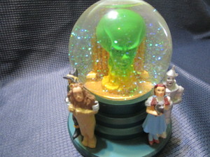 Wizard of Oz snowglobe - Great Powe...