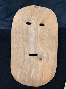 lot 6 image: HUICHOL Beaded Mask