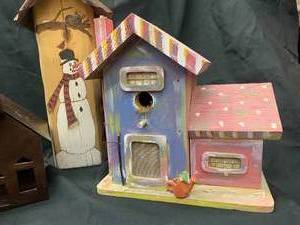 lot 30 image: Decorative birdhouses and other wood items