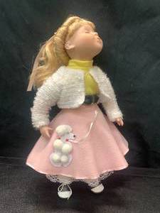 lot 67 image: Vintage Porcelain dolls kissing couple 1990s