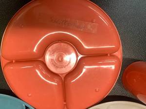 lot 69 image: 1950s Picnic Plasticware for Four