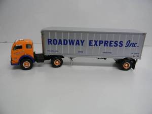 lot 22 image: FIRST GEAR 154 SCALE DIE CAST - FLD 120 CONVENTIONAL TRACTOR W48 TRAILER ROADWAY EXPRESS INC. - NEW IN BOX -  GREAT PIECE - SEE PICTURES