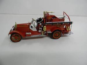 lot 41 image: NATIONAL MOTOR MUSEUM MINT - F.D.N.H. 1921 AMERICAN LaFRANCE FIRE PUMPER - 132 SCALE - DISPLAY ONLY - VERY COOL PIECE - SEE PICTURES