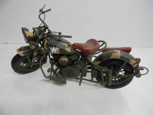 lot 60 image: NEW RAY 16 SCALE INDIAN CHIEF WW2 MOTORCYCLE - U.S. ARMY CAMOUFLAGE - FANTASTIC PIECE - NICE - SEE PICTURES