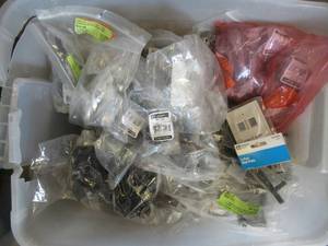 WHOLESALE BIN OF CABINET HARDWARE (SEE PHOTOS)