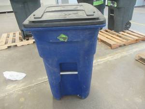 TOTER 64 GALLON BLUE TRASH CAN WITH LID (USED, OKAY CONDITION)