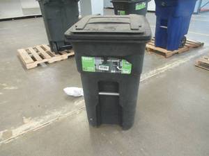 TOTER 64 GALLON GREEN TRASH CAN WITH LID (USED, LID WILL NOT LOCK ON HANDLE (SEE PHOTOS)