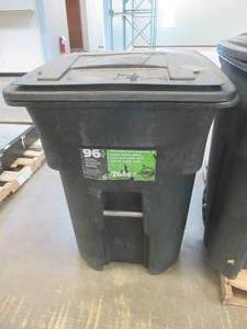 TOTER 96 GALLON GREEN TRASH CAN WITH LID (USED, CRACKED LID. (SEE PHOTOS)