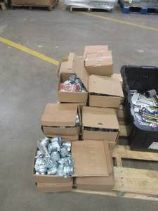 APPROXIMATELY 850 FLEX SQUEEZE CONNECTOR ELECTRICAL FITTINGS LOT (BRAND NEW)