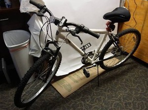 lot 28 image: Mens Bicycle