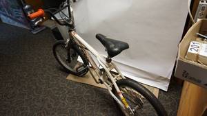 lot 32 image: Mens Bicycle