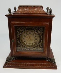 lot 76 image: Vintage Style Mantle Clock