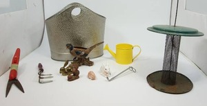 lot 103 image: Home Decor and Bird Feeder
