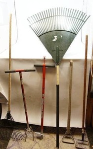 lot 105 image: Lawn and Garden Tools