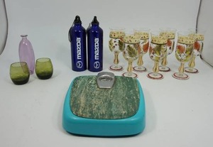 lot 113 image: Vintage scale and Glassware