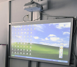 lot 3 image: Epson PowerLite 425W Projector And Smartboard With Speakers
