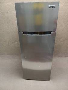 MAGIC CHEF 7.4CU. FT TWO DOOR REFRIGERATOR AND FREEZER