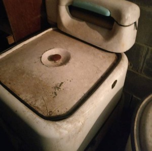 VINTAGE WRINGER WASHING MACHINE.