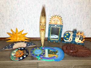 lot 328 image: 8 Sun & Moon Themed Dcor Items
