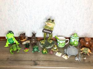 lot 322 image: 19 Frog Themed Dcor Items
