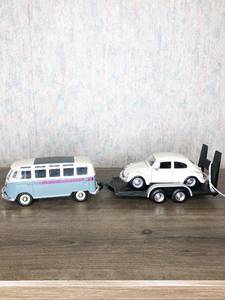lot 327 image: Maisto Diecast Volkswagen VW Beetle & Samba Van w Trailer Accessory