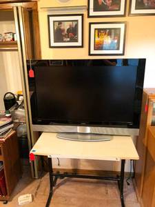 lot 434 image: Vizio GV42L 42 HDTV