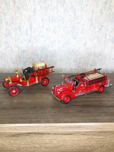 lot 331 image: 2 Diecast Vintage Firetrucks