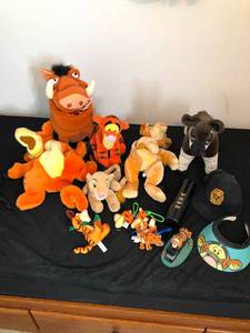 lot 343 image: Group of Disney Collectibles - Winnie the Pooh, Tigger, Lion King
