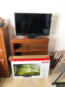 lot 356 image: Sanyo 32 Flat Screen TV Model FW32D06F B