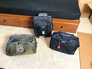 lot 349 image: Group of 3 Small Carry-on Sized Luggage Pieces