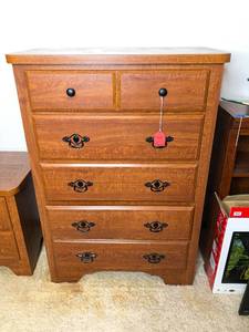 lot 345 image: Perdue Woodworks Chest of Drawers Dresser and Nightstand