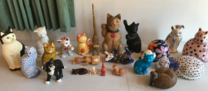 lot 38 image: 19 Cat Figurines Carvings and Sculptures