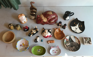 lot 39 image: 23 Cat Shaped Objects saucers ectra