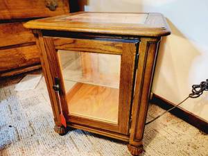 lot 180 image: Wooden Display Case with Glass Door & Light