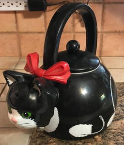 lot 486 image: Vintage Enameled Black Cat Tea Kettle